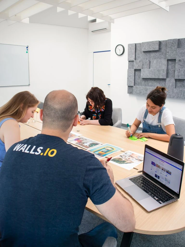 Mid-market DTC marketing team reviewing a live campaign dashboard